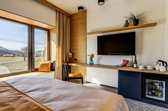 Apartmán hotelu Maralák s prosklenými dveřmi do zahrady